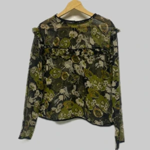 Halvtransparent mönstrad blus - Armhåla-armhåla 49 cm Längd 52  Axel-Axel 41 cm