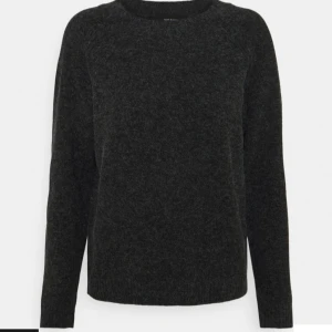Stickad tröja  - En svart stickad tröja från Zalando med märke Vero moda💕 Använd fåtal gånger🙂Nypris: 319 kr. 