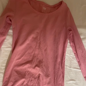 Lång armad tröja - Lång armad mörk rosa tröja, storlek xs och är lite tajt, skönt material och bra kvalite, aldrig använt💗