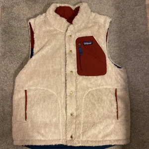 Vändbar fleeceväst från Patagonia - Säljer en vändbar fleeceväst från Patagonia i storlek M. Färgen är Tidepool blue och kostar 2500kr ny. Använt max 2 gånger eftersom jag fick den i present och den är för stor. Duger inte priset så lägg ett bud.