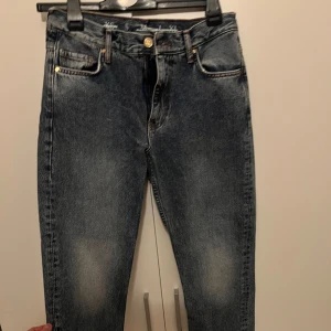 Mörkblå jeans  - Normala i storlek, ny sick 