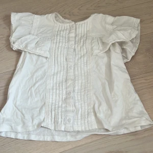 Söt blus från Zara - Jätte söt blus från Zara. Perfekt inför sommaren och våren 💓💓storleken motsvarar xs💓