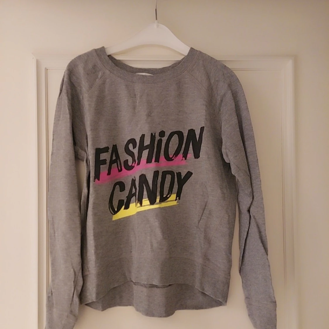 Grå  tröja till flickor med tryck från H&M - 1