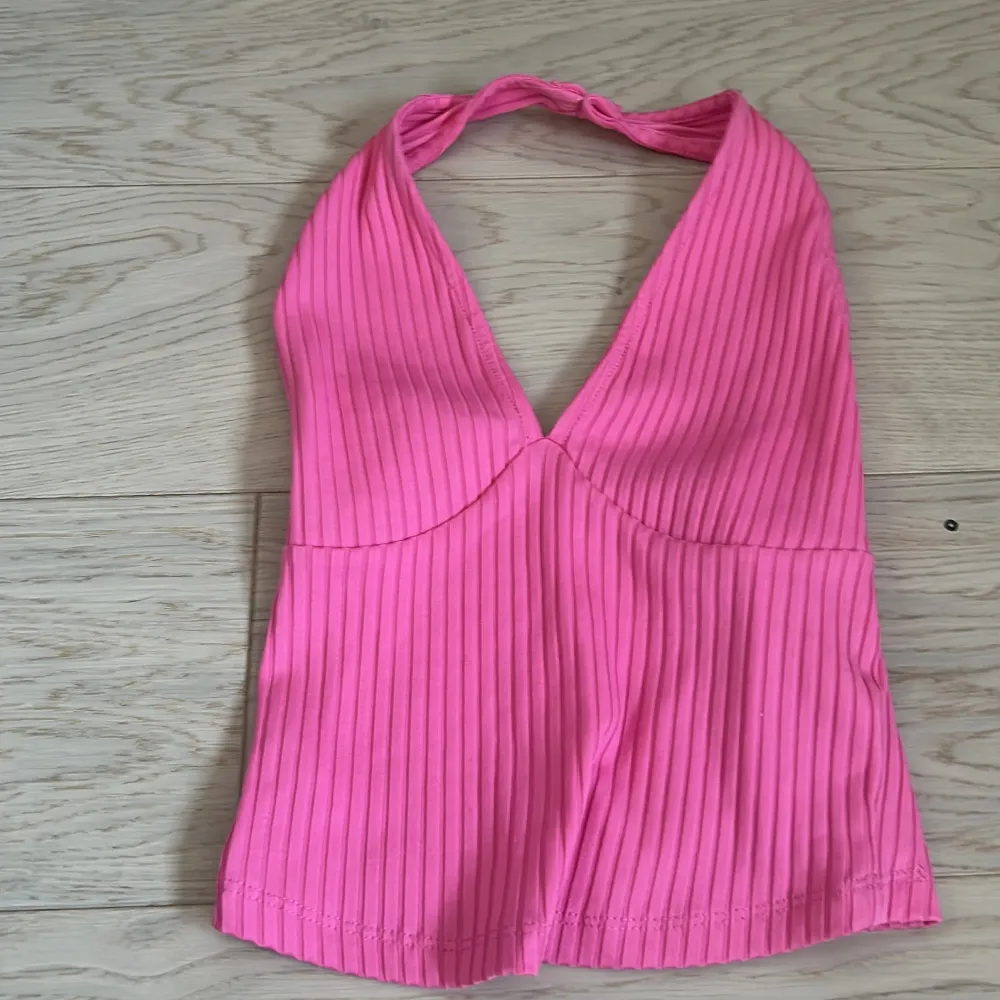 Jättefin rosa topp ifrån bershka. Perfekt för sommaren och har aldrig använt💓💓. Yläosat.