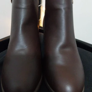 Bruna boots med dragkedja - Snygga bruna boots i skinn med dragkedja på sidan. De har en låg klack och en stilren design som passar perfekt till höst- och vintergarderoben.