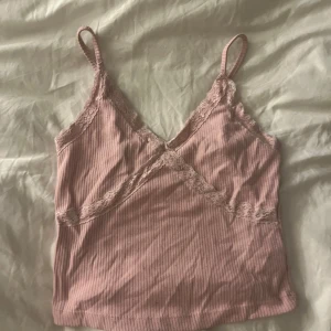 Rosa spets linne - Säljer detta rosa linne med spets detaljer så det inte kommer till användning. Linnet är i storlek S💖