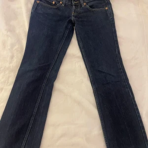 Låg midjade Levi's 593 jeans i mörkblå denim - Endast använt få gånger (Jag har gjort så man kan knyta från insidan så den sitter tightare och lagt en till knapp men man kan ta ut den om man inte vill ha)