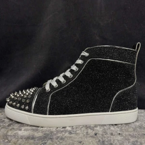 Louboutin skor  - Säljer mina svarta Louboutin skor då dom tyvärr är för stora på mig. Dom är i jätte bra skick, och nästan helt nya. Bara använda ett fåtal gånger. Dom kostar 12000 i ny pris men kan tänka mig sälja dom för 4000. Har ni fler frågor  är det bara att skriva till mig🩷