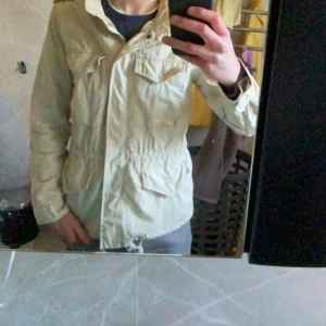 Ralph Lauren Field Jacket - Säljer nu denna riktigt goa Ralph Lauren field jackan. Perfekt nu till våren och sommaren som börjar närma sig. Den är riktigt bekväm och är justerbar i både midjan samt vid magen. Den har flera praktiska fickor o dolda funktioner. Säljer p.g.a den inte kommer i bruk längre då jag har andra alternativ. Den är i väldigt bra skick, inga defekter eller något (8/10 skick). 