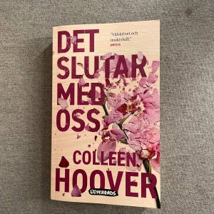 Det slutar med oss - Säljer boken 'Det slutar med oss' av Colleen Hoover. Aldrig läst den så de är precis som ny!💓