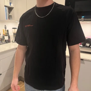 Svart t-shirt med tryck - Svart overszised t-shirt med tryck. 