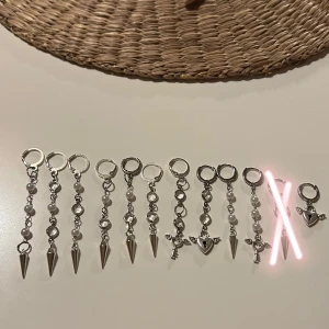 Silverfärgade örhängen med olika längder och utseenden  - SKRIV TILL MIG INNAN KÖP!!                      Mina handgjorda rostfria silver örhängen med  olika längder och designers. Skriv till mig om du är intresserad så berättar jag mer.   Pris : 90-120 kr / par 💞 man kan även köpa enskilt : 50-70 kr / enskilt 🤍 