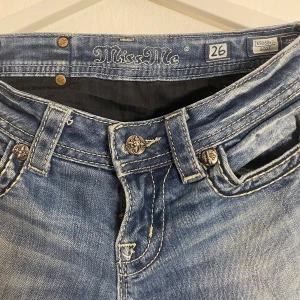 Miss me jeans  - Miss me lowwaist  bootcut jeans: midje mått - 35cm Längd - 99 cm Innerbens längd -  80 cm Säljer pga kommer inte till användning. Köpte för 900 kr så säljer för 600 kr men pris kan diskuteras. 