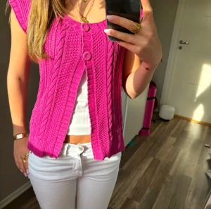 Rosa stickad väst - Säljer en snygg rosa stickad väst med knappar framtill. Perfekt för att lägga till en färgklick i din outfit. Västen har ett flätat mönster som ger en extra touch av stil. Köpte den på plick för ett tag sedan! Storlek L men passar mig som har S! skulle säga S-L ❤️❤️❤️
