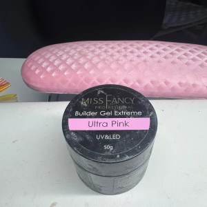 Rosa gele från missfancy - Jättefin rosa färg. Den har ganska hög viskositet så rinner inte ut i kanterna. Passar jättebra att ha på hela nageln men också french fade, lätt att fadea ut! Burken är 50g men har använt den några gånger men det är väl typ 40g kvar! Nypris för 50g är 439kr