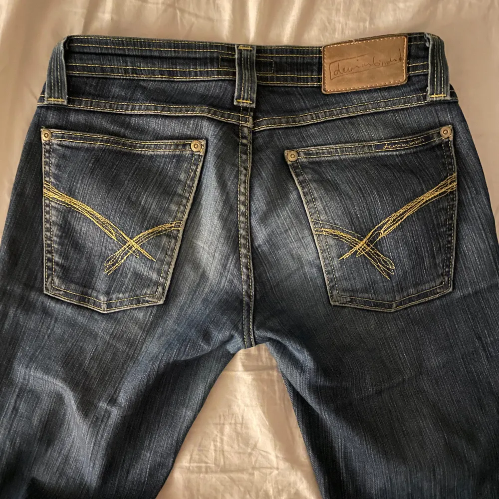 Supersnygga utsvängda jeans från Denimbird. Vintage men ser nästan oanvända ut. Enda ”defekten” är att de är uppsprättade längst ner för extra längd, går annars att enkelt du upp igen. Innerbenslängd-80cm, midjemått-38x2. Farkut & Housut.