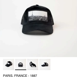 Svart one Cap keps - Snygg svart keps med ett tryck av Eiffeltornet och Paris från 1887 på framsidan. Kepsen har ett nätmaterial på baksidan för bättre ventilation och en justerbar rem för perfekt passform. Helt ny har inte ens prövat den. Pris kan diskuteras!👍🏻