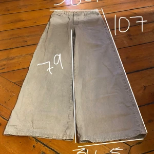 Grå wide jeans från Zara - Säljer ett par ljusblå wide jeans från Zara. Köpta second hand men är i mycket bra skick!!💞