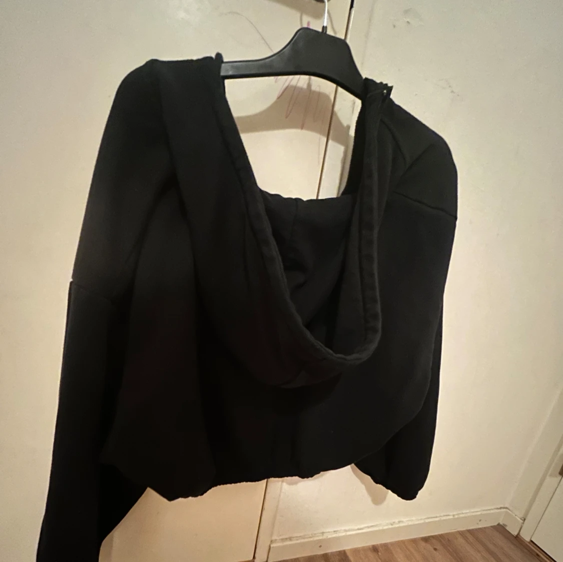 Svart kort hoodie från 157 - 1