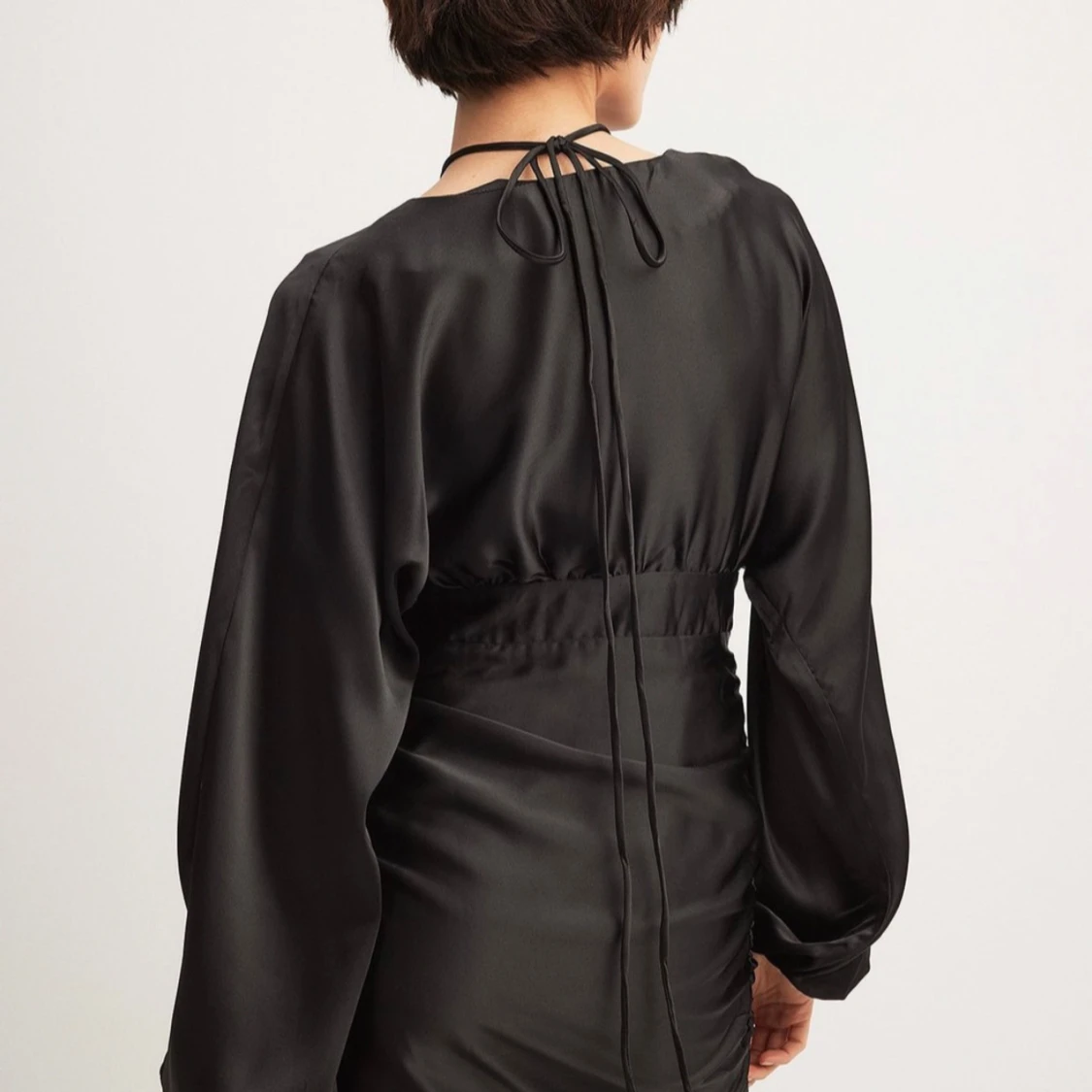 Svart satin klänning  - 1