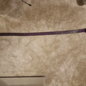 Bb simon bälte - Snyggt lila bälte med  detaljer och nitar. Perfekt för att ge din outfit en extra edge. Bältet har ett unikt mönster och en dekorativ spänne. Är 1 1. Pris kan diskuteras 