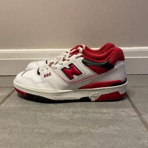 new balance 550 - ett par new balance 550 i färgen white team red i storlek 42. köpta för ca 2 år sedan och har tyvärr inte kvar lådan. lite slitna men inga direkta synliga defekter. hör av er vid frågor eller intresse!