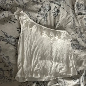 Gina tricot topp - Säljer den här one shoulder toppen från Gina tricot young ❤️