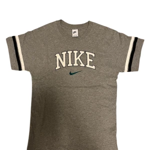 Nike tshirt - Vintage look Nike tshirt använd kanske två gånger så mycket bra skick🙂