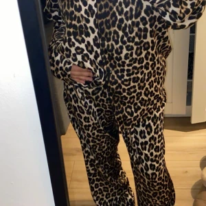  Leopard pyjamas - Jätte skön oversize pyjamas set 