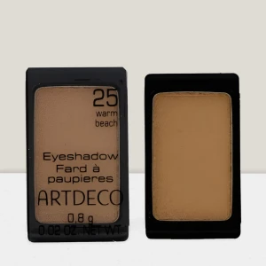 Ögonskugga 25 Warm Beach från Artdeco - Snygg ögonskugga i nyansen 25 Warm Beach från Artdeco. Perfekt för en naturlig look med sin varma, sandiga ton. Kompakt förpackning som är lätt att ta med sig. Oanvänd!