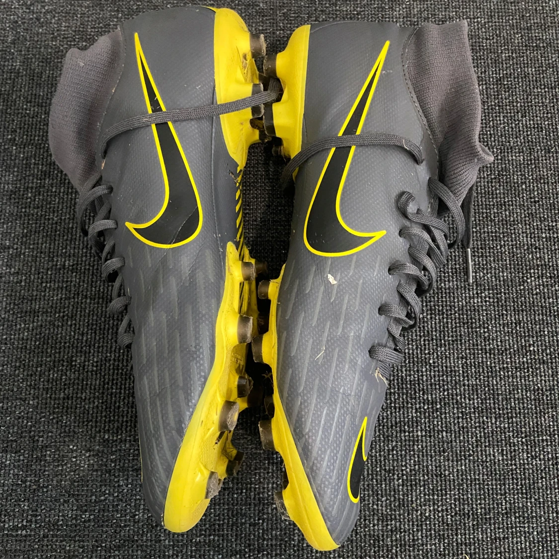 Grå och gula fotbollsskor från Nike - 1