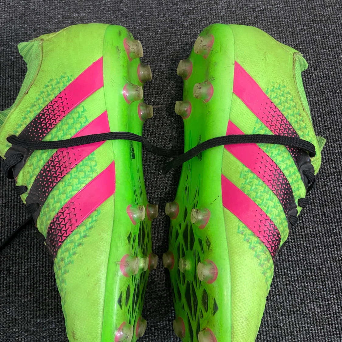 Gröna fotbollsskor från Adidas - 1