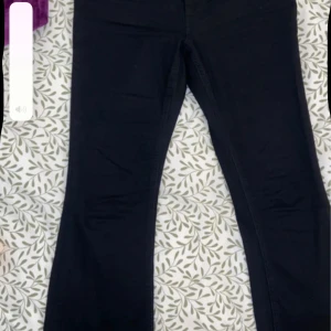 Flare jeans från Perfect Jeans - Snygga svarta jeans från Perfect Jeans i storlek 40. De har en klassisk design med raka ben och femficksmodell. Perfekta för en stilren look.