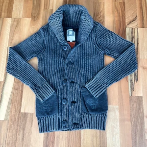 Cardigan från G-Star RAW / xs - Grå cardigan med snygg tvätt från g-star raw. På tröjan står det xs. Den orangea lappet är lite trasig annars inga defekter, kom gärna med bud.