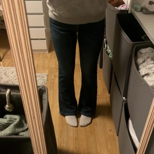 Blå jeans från Gina - Snygga blå jeans från Gina Young med en klassisk femficksdesign. De har en tight passform och är medelmidjade, vilket ger en smickrande utstrålning. Perfekta för en stilren look. Storlek 152.