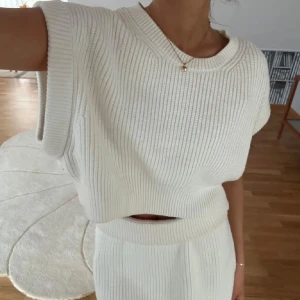 Zara sett - Säljer mitt Zara stickade vita sett, slutsåld! Kjolen är i strl M men är som en S (brukar vika upp kanten om ja vill ha kjolen kortare) och toppen i strl S🤩Skicket är fint och materialet är mjukt o inte alls stickigt💕🤩