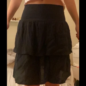 Svart volangkjol - Snygg volangkjol! Säljer då den inte kommer till användning längre 🖤🖤