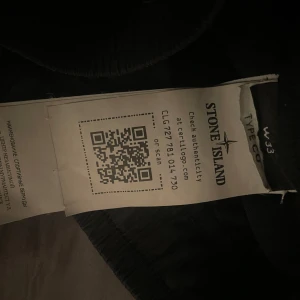 Stone island shorts - Snygga svarta stone island shorts i cargo ish material, perfekt nu när det snart börjar bli varmare ute. Kan ha tappat bort patchen men finns att köpa eller ta från annat klädplagg. Sömmen är uppe i höger ficka bak och fram men går enkelt att sy ihop :) pris kan diskuteras. Nypris runt 2 000kr