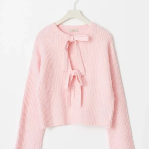 Rosa stickad kofta med knytband - Stickad Cardigan från Gina tricot, premium quality selection. Oanvänd