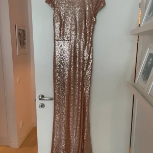 Roséguld balklänning - Roséguld glitttrig balklänning/festklänning/långklänning i storlek XS, endast använd en gång, originalpris 1200kr. Märke Lulus. 