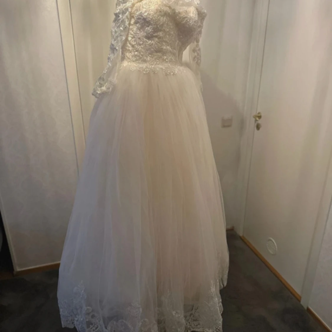 Vit spetsklänning med lång ärm - 2