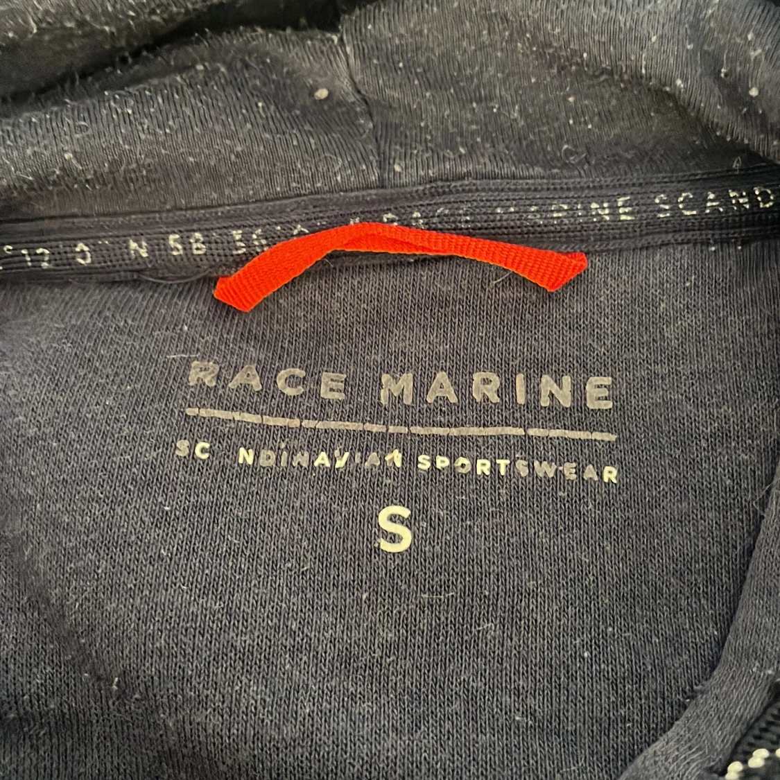 Mörkblå hoodie från Race Marine - 1