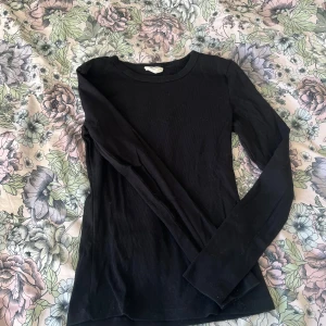 Svart långärmad tröja - Säljer en stilren svart långärmad tröja, tajt i modellen, storlek S. Finns hund och katt i hemmet, tvättas innan den skickas!