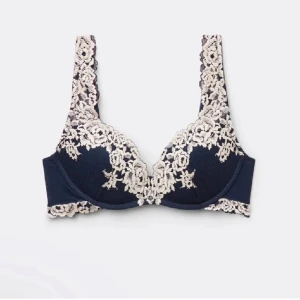 Mörkblå bh med spetsdetaljer - Jätte fint skick men kommer ej till användning längre pga att jag växt ur den. Pris kan diskuteras