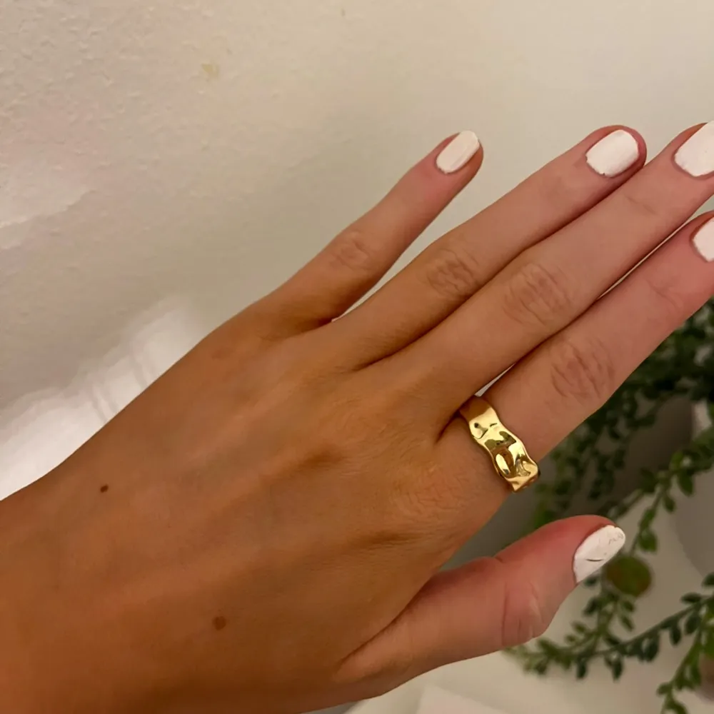 Guldig superfin ring helt ny rostfritt stål 💕💕. Asusteet.