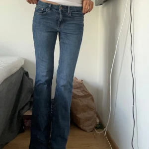 Blå bootcut jeans från zara - Snygga blå bootcut jeans från zara. Mycket bra skick, 173 cm lång.