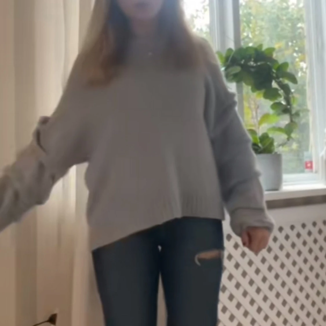 Grå stickad tröja - 2