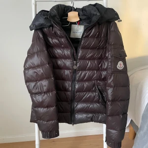 Moncler jacka - Mörk brun moncler jacka. Skriv för fler bilder. Äktahetsbevis saknas och notera att tidningen har lossnat. Jackan är i storlek 1, motsvarar ca s/xs🥰