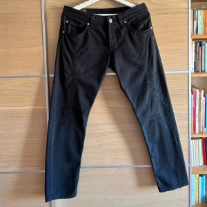 Dondup jeans  - Dondup George jeans - Storlek : 33 men har krympt så är mer 31/32 dondup size - Fint skick - Skicka meddelande vid funderingar!