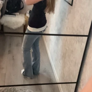 True religion flare jeans - Low waisted True religion jeans, lite för stora för mig i midjan så darför säljer jag dem. W25, de är köpta från jeansbolaget och har förkortat dem på butiken. Jätte fina jeans!